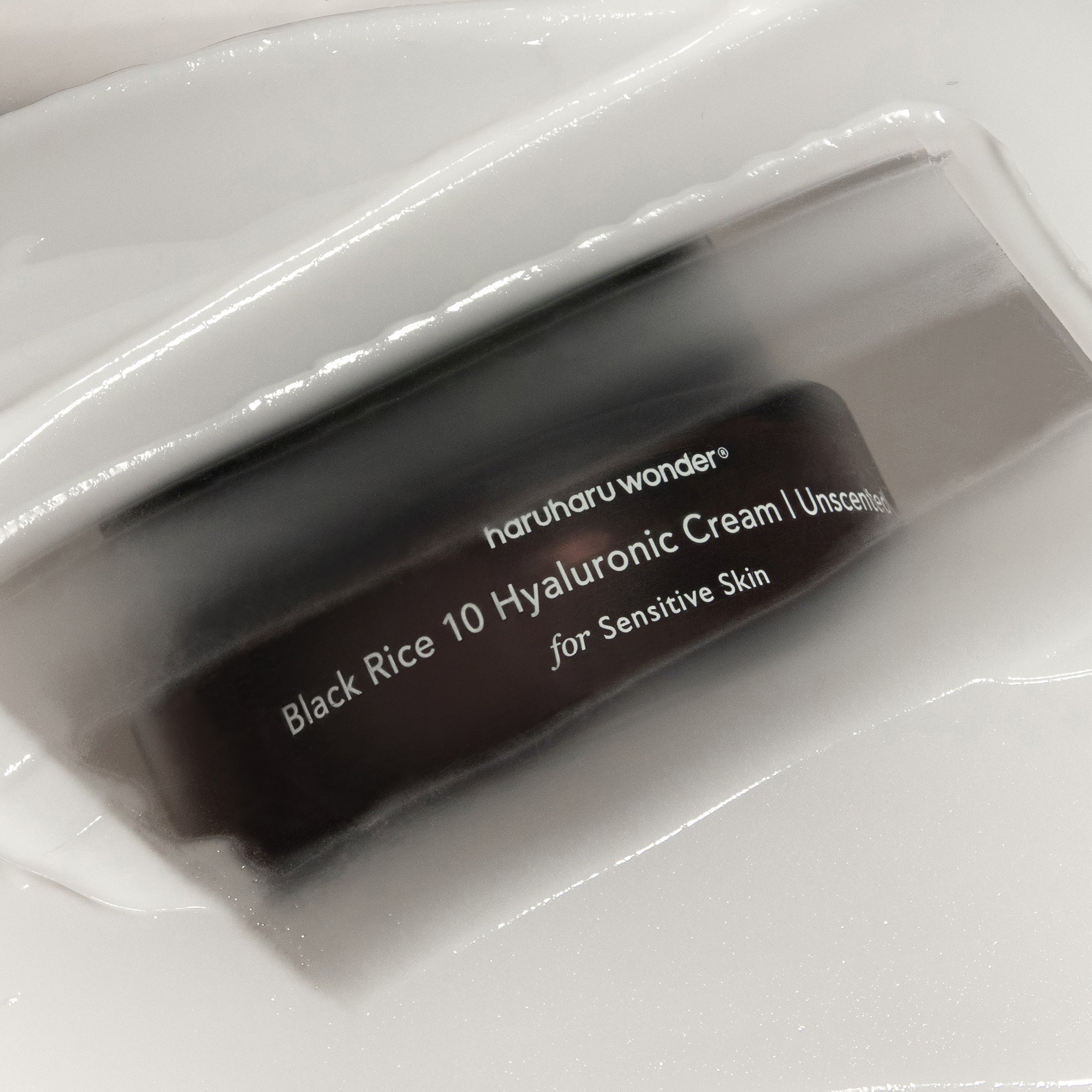 haruharu wonder Black Rice 10 Hyaluronic Cream Unscented - application